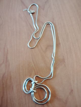 Collar dorado con círculos entrelazados