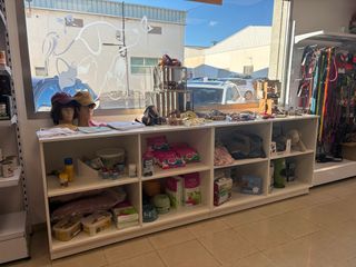 Mueble expositor blanco y marrón