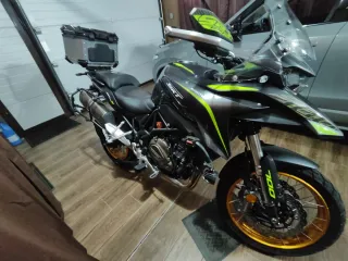 QJ Motor SRT 700X Gris/Verde Aventura