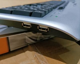 Caja Micro ATX + Fuente + Teclado