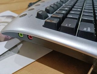 Caja Micro ATX + Fuente + Teclado