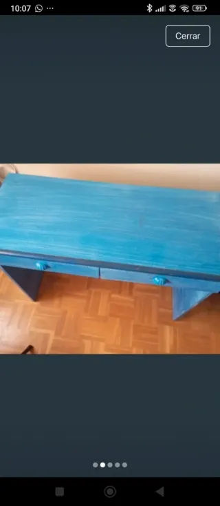 Escritorio de madera azul