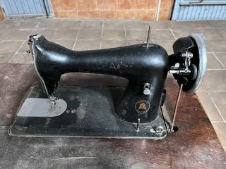 Máquina de coser Alfa antigua