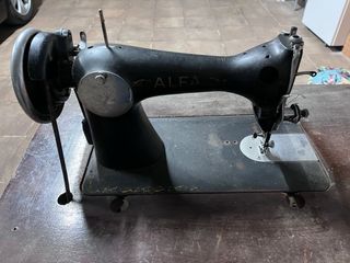 Máquina de coser Alfa antigua