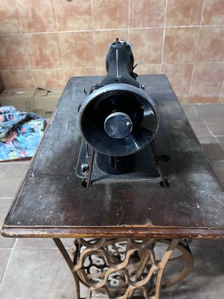 Máquina de coser Alfa antigua