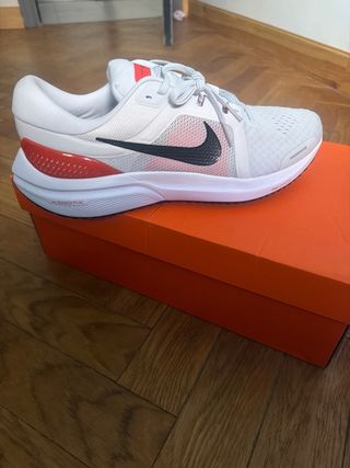Zapatillas Nike Blancas y Rojas