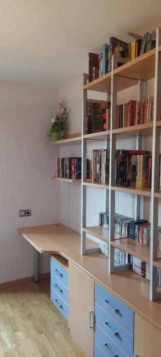 Escritorio con cajones y estanterías