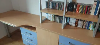 Escritorio con cajones y estanterías