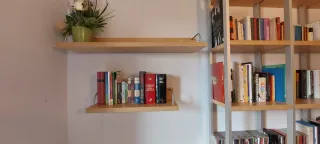 Escritorio con cajones y estanterías