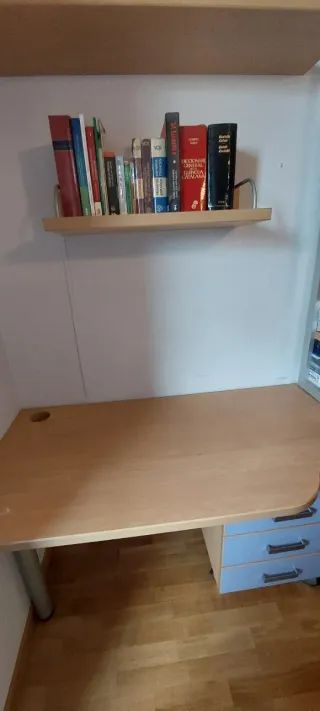 Escritorio con cajones y estanterías