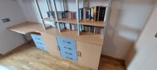 Escritorio con cajones y estanterías