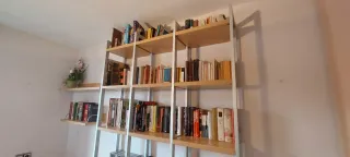 Escritorio con cajones y estanterías