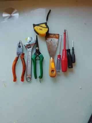 Lote herramientas: alicates, llave, tijeras, espát