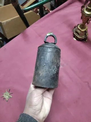 Antiguo cencerro de metal