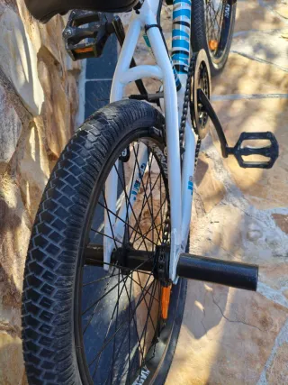 Se vende Bicicleta BMX Blanca