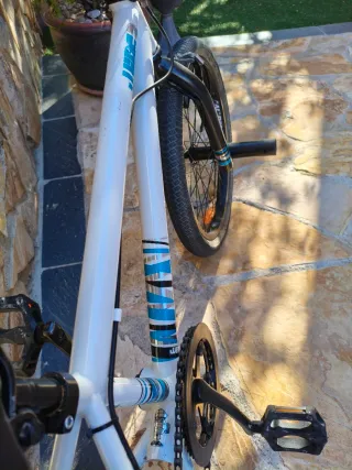 Se vende Bicicleta BMX Blanca