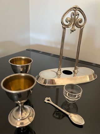 Set di uova antico con supporto