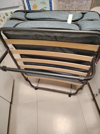 Cama articulada de metal y madera