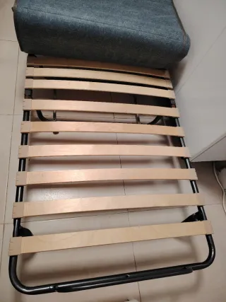 Cama articulada de metal y madera