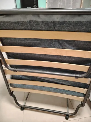 Cama articulada de metal y madera