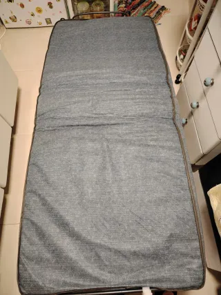 Cama articulada de metal y madera