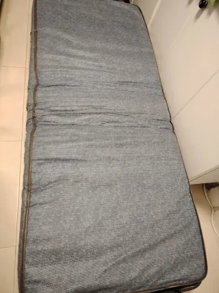 Cama articulada de metal y madera