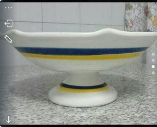 Frutero de cerámica blanco y amarillo