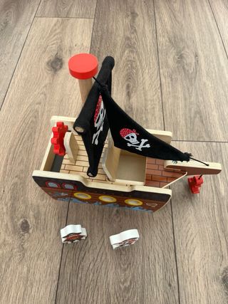 Barco Pirata de Madera con Figuras