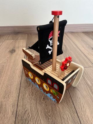 Barco Pirata de Madera con Figuras