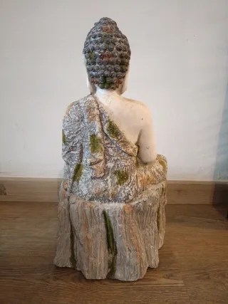 Vaso decorativo con designo di Buddha seduto su un tronco in pietra beige e marrone