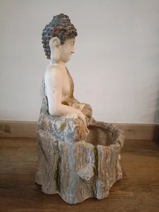 Vaso decorativo con designo di Buddha seduto su un tronco in pietra beige e marrone