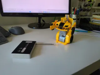 Coche teledirigido Transformer amarillo