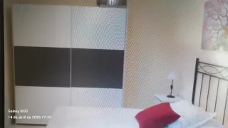 Armario moderno gris y blanco