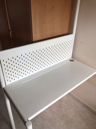 Litera Ikea Vitval con escritorio