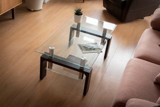 Mesa auxiliar cristal y madera