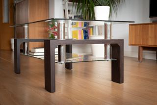 Mesa auxiliar cristal y madera