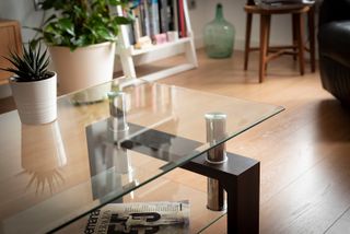 Mesa auxiliar cristal y madera