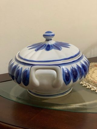 Sopera vintage de porcelana pintada a mano