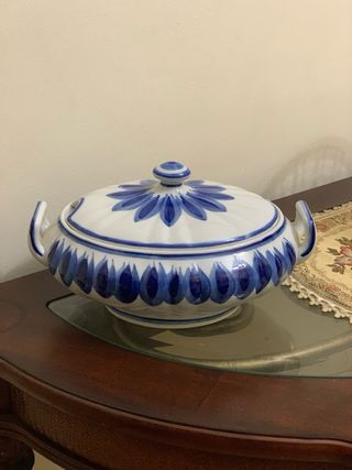 Sopera vintage de porcelana pintada a mano