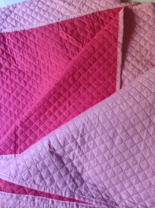 Colcha reversible tramas rosa y fresa