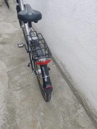 Bicicleta de paseo en color plateado