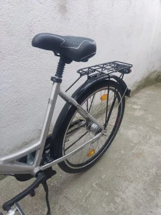 Bicicleta de paseo en color plateado