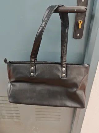 Bolso negro con tachuelas