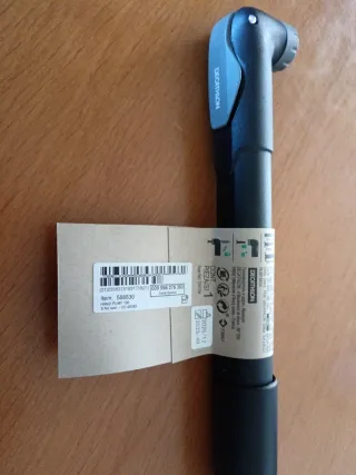 Mini bomba de aire y bidón de agua de Decathlon