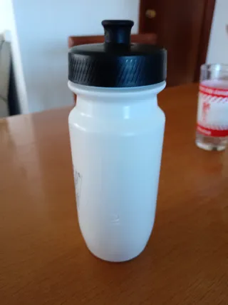 Mini bomba de aire y bidón de agua de Decathlon
