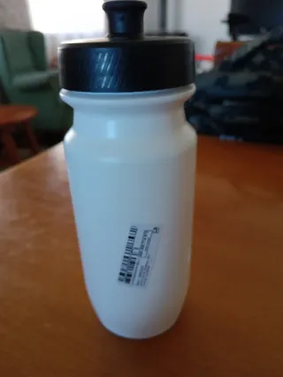 Mini bomba de aire y bidón de agua de Decathlon