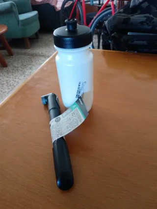 Mini bomba de aire y bidón de agua de Decathlon