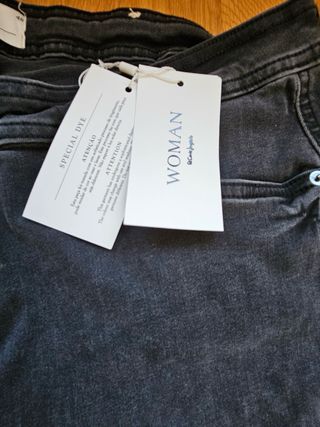 Vaqueros gris oscuro