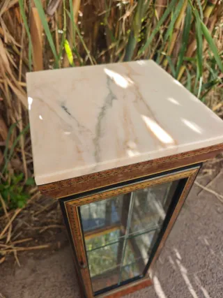 Vitrina italiana madera y mármol S.XX