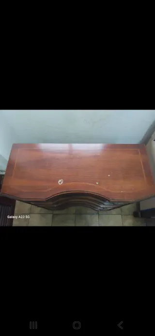 Cómoda antigua de madera con detalles dorados